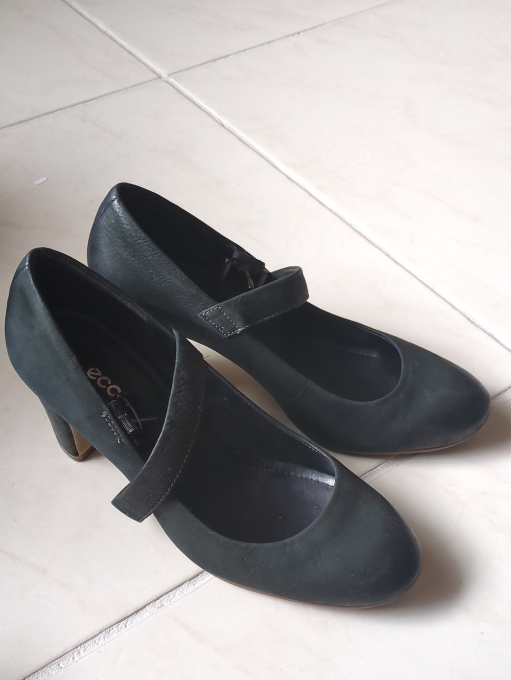 Ecco Black Leather Mary Jane Heels With Strap Sz 38